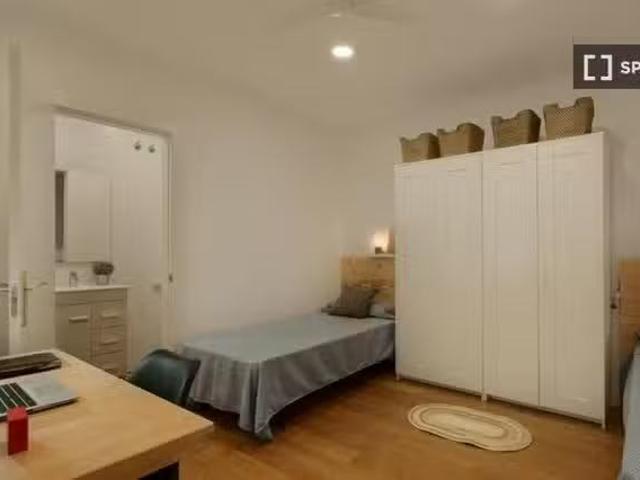 ¡Oferta! Cama en habitación compartida en piso de 6 habitacion.