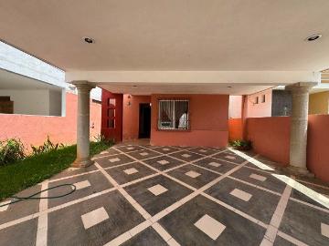Renta de casa con alberca, 2 recámaras, estudio y cuarto independiente