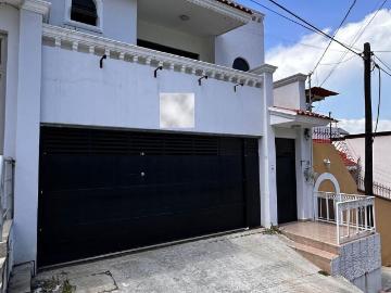 Renta de casa con departamento en planta alta La Lomita Tuxtla