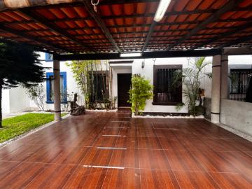 Renta de Casa en Lomas del Marqués, Querétaro: Práctica Ubicación y Espacios Amplios