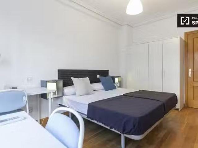 Acogedor Espacioso. habitación en piso de 5 dormitorios en Del.