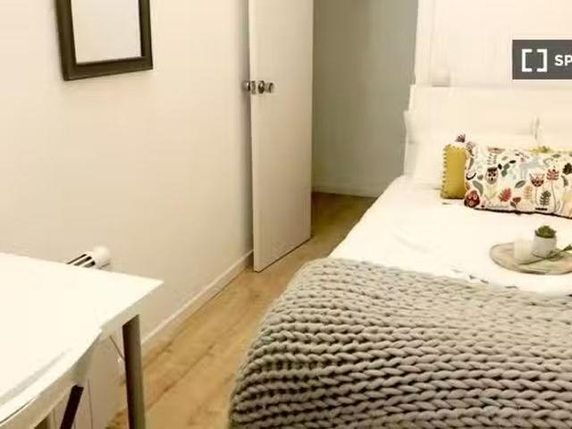 Acogedor Gran habitación en piso compartido en Puerta del Sol.