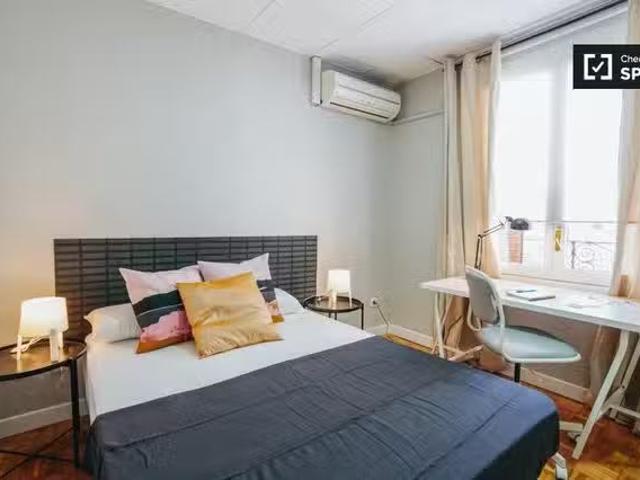 ¡Recién llegado! Habitación amueblada en un apartamento de 15.