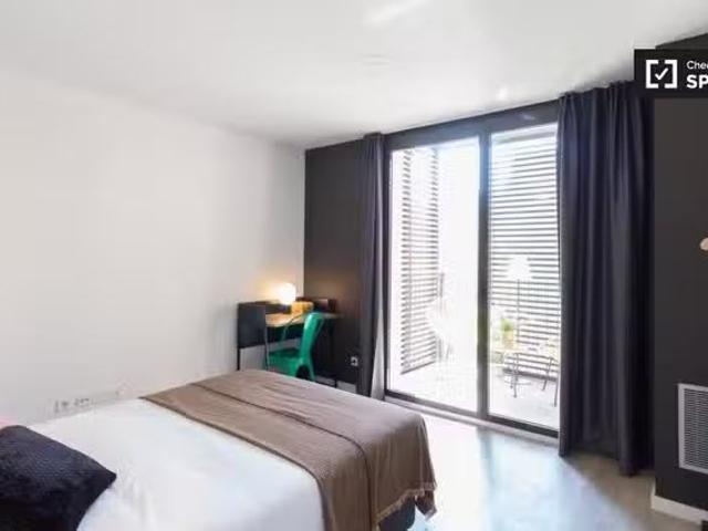Encantador Habitación con terraza junto a la estación de metro.