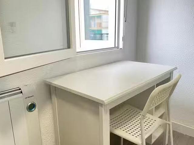 Bonito Habitación en Calle de Encarnación Oviol, Los Rosales