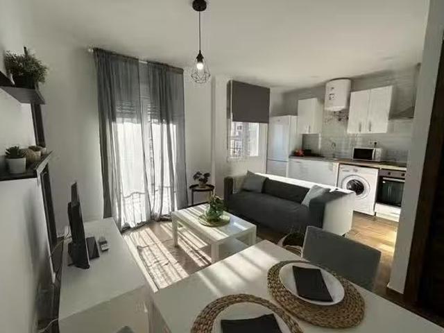 Bonito Habitación en Calle de San Clemente, Puerta Bonita