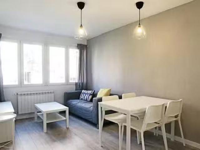 Encantador Habitación en Calle de Sedano, Campamento