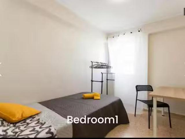 ¡Renta! Habitación en Carrer Mestre Marçal, Torrefiel