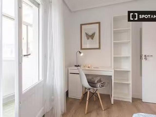 ¡Renta! Habitación en piso compartido en Bilbao con balcón pri.