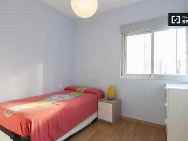 Único Habitación en piso de 3 dormitorios en Villa de Vallecas.