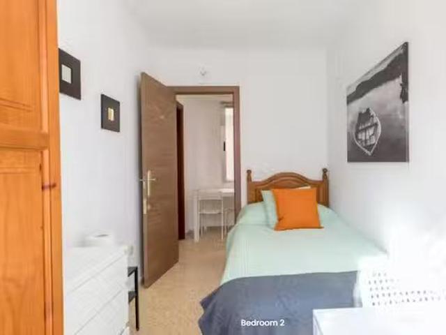 ¡Renta! Habitación en Plaça del Dramaturg Faust Hdez. Casajuan.