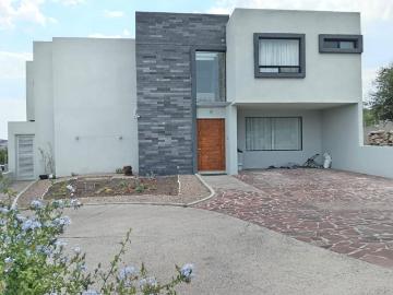 RENTA O VENTA DE CASA CONDOMINIO CANTERA 4 RECAMARAS ALTOZANO QUERETARO