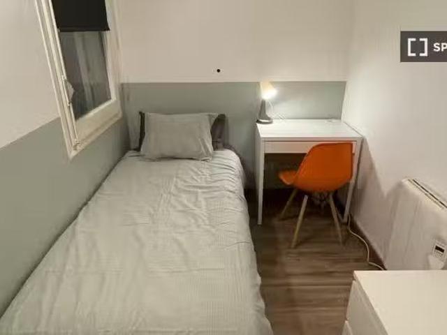 Acogedor Se alquila habitación en apartamento de 3 dormitorios.