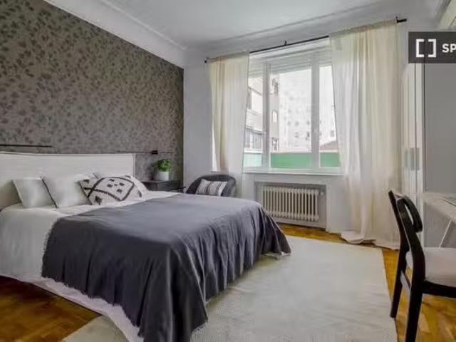 Acogedor Se alquila habitación en apartamento de 9 dormitorios.