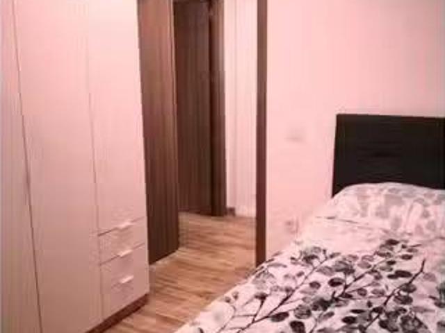 Único Se alquila habitación en el apartamento de 5 dormitorios.