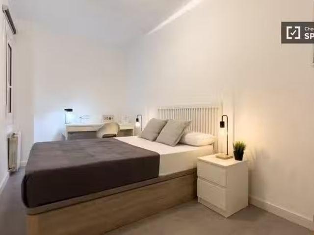 Barato Se alquila habitación en el apartamento de 5 dormitorio.