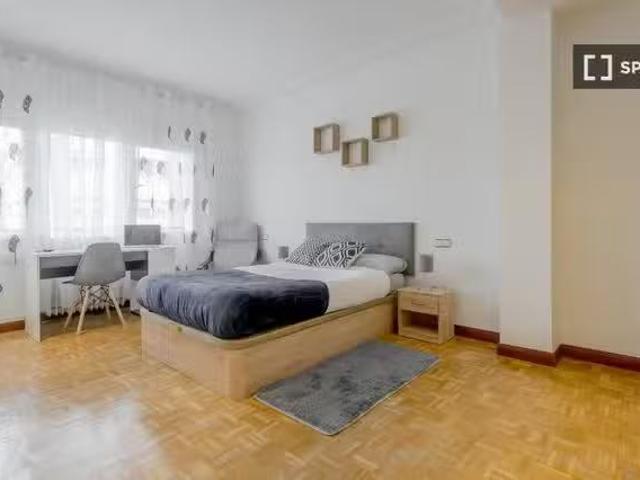 ¡Renta! Se alquila habitación en piso compartido de 8 habitaci.