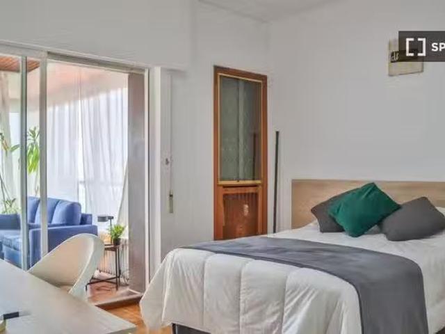 ¡Renta! Se alquila habitación en piso compartido de 9 habitaci.
