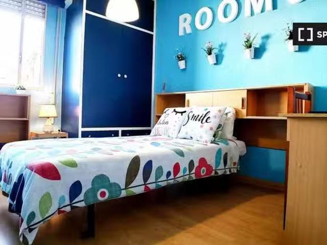 ¡En alquiler! Se alquila habitación en piso de 4 dormitorios e.