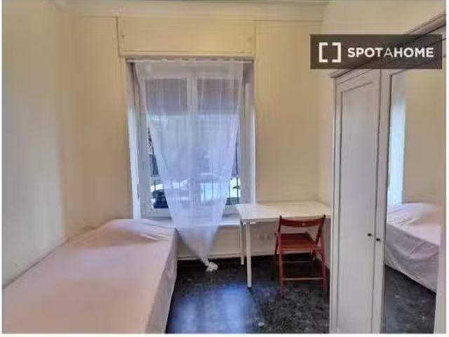 Único Se alquila habitación en piso de 4 dormitorios en Argüel.
