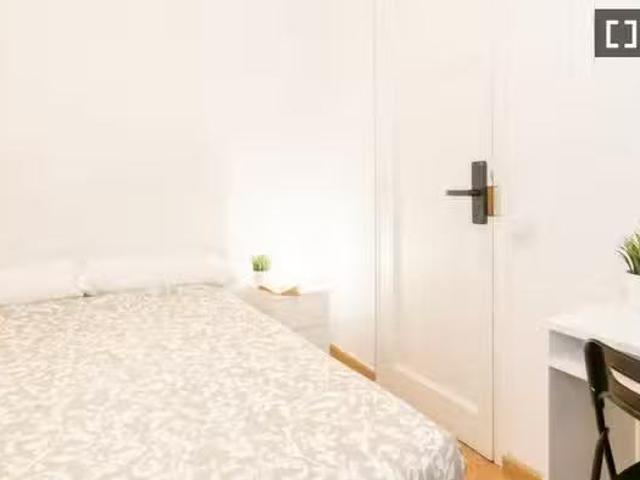¡Oferta! Se alquila habitación en piso de 5 habitaciones en Ba.