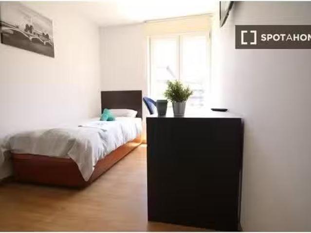 Nuevo Se alquila habitación en piso de 8 habitaciones en Valle.