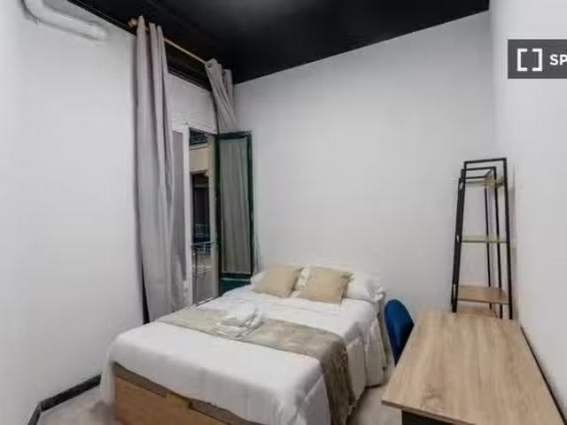 Barato Se alquila habitación en piso de 11 habitaciones en Cen.