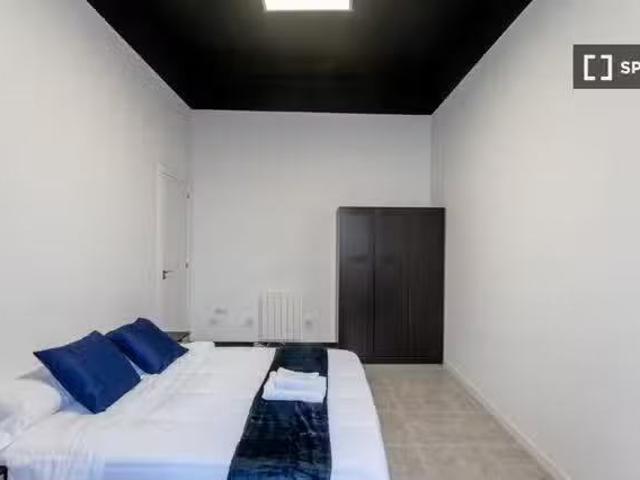 Barato Se alquila habitación en piso de 11 habitaciones en Cen.