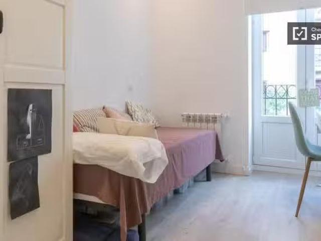 Bonito Se alquila habitación en piso de 3 dormitorios en Argan.
