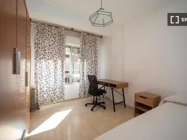 ¡Renta! Se alquilan habitaciones en apartamento de 3 dormitori.