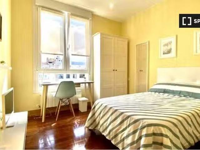 Bonito Se alquilan habitaciones en apartamento de 5 dormitorio.