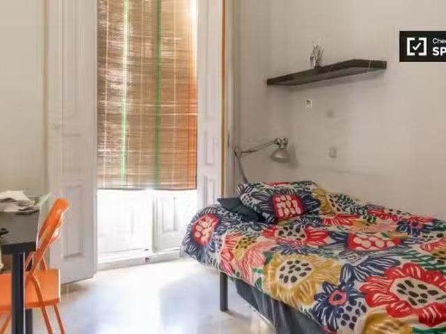 ¡Oferta! Se alquilan habitaciones en apartamento de 6 dormitor.