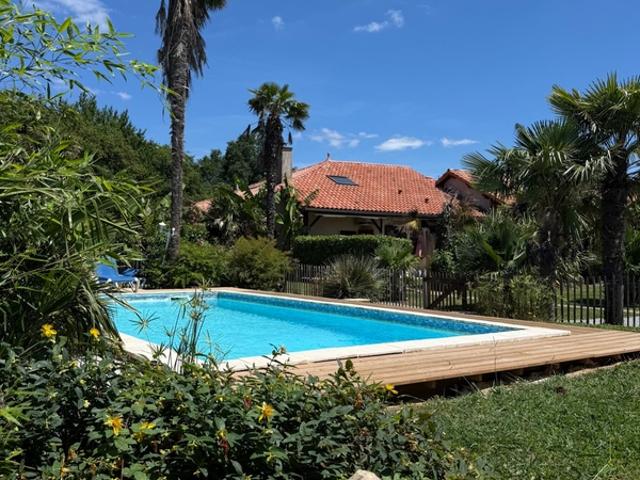 Rentabilité & Qualité de vie: Ensemble immobilier avec 5 logements, maison et piscine à Eugénie les Bains