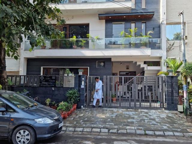 Rental | 3 BHK + Store Room 250 Sq.Yd. Builder Floor in Sector 21
