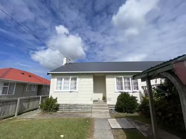 Unique 1 BA Two bedroom on Grey Street First National Real E.