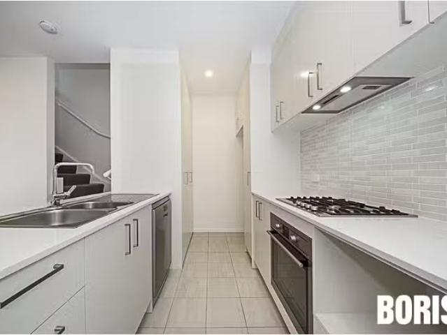For Rent! 22/135 Easty Street, Phillip Townhouse for rent Lis.