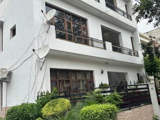 Rental | 2 BHK + Store Room 300 Sq.Yd. Builder Floor in Sector 38