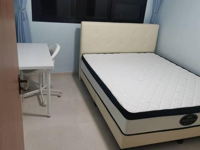 Rental common room S$1000 include air con