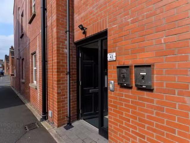 Charming Apt 3, 43 Victoria Road