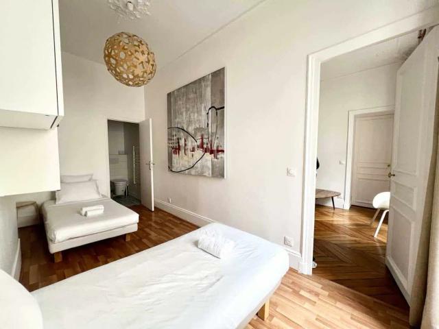 Rental Furnished flat 3 rooms 80 m² Sentier Bonne Nouvelle 75002 Paris, Paris Amsterdam Apartments for Rent