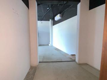 Rento ampli? local en av huayacan con 2 Ba?os privados de 120m2