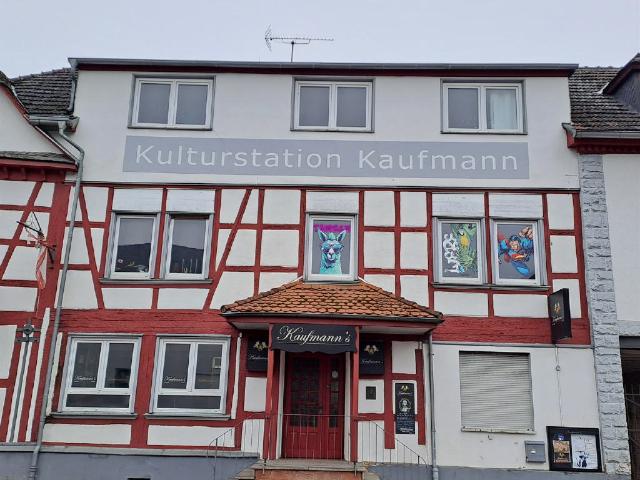 Renditeobjekt! Attraktives Wohn und Geschäftshaus mit etabliertem Restaurant u. Pizzeria + 2 Wohnungen + Büro in guter Lage