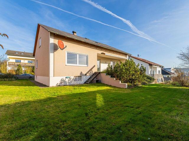 Renditeobjekt: Zweifamilienhaus mit großem Garten in TOP Lage Nähe Bahnhof von Maxhütte Haidhof