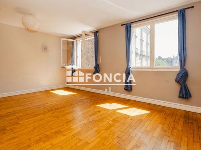 RENNES CENTRE PLACE HOCHE: Dans copropriété avec ascenseur, grand type 2 de 49 m2 avec cave et grenier