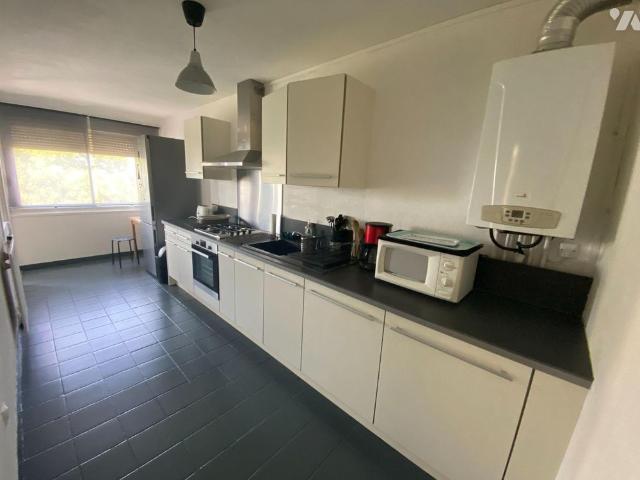 RENNES, allée de Lanester, type 4 meublé de 88 m², au 5ème étage d'une résidence calme, compren.