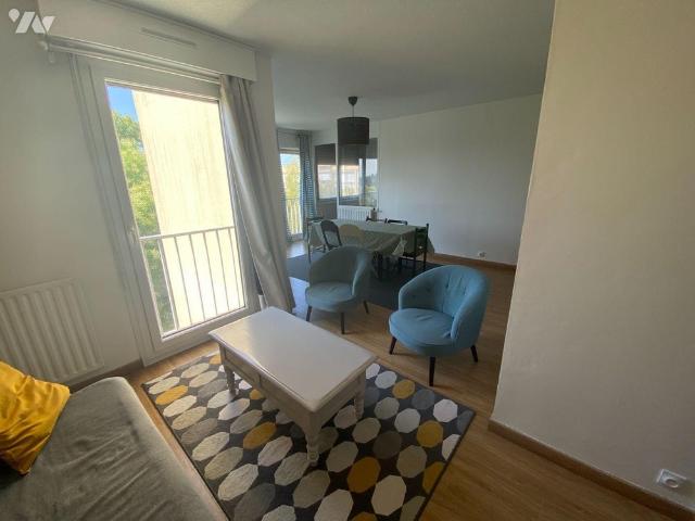 RENNES, allée de Lanester, type 4 meublé de 88 m², au 5ème étage dune résidence calme, comprena.
