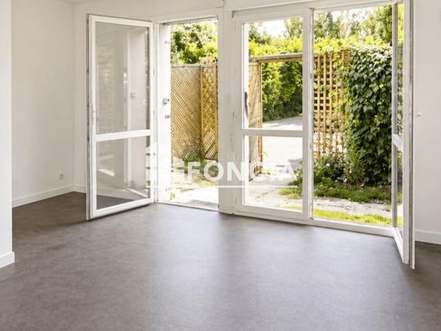 RENNES ST THERESE: Dans rue calme et résidentiel, très agréable STUDIO de 24 m2 avec 1 terrasse, parking privé aérien