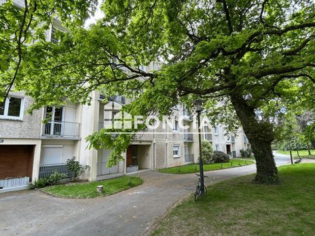 RENNES SUD BINQUENAIS: Dans square arboré, proche du Métro, T1 bis de 32 m2. Libre de tout occupant