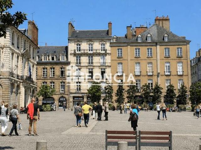 Rennes Place de la Mairie Ensemble de deux studios indépendants loués