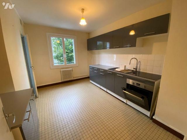 RENNES, rue de Saint Malo, un appartement de type 3 situé au 1er étage, 60m², comprenant: entré.